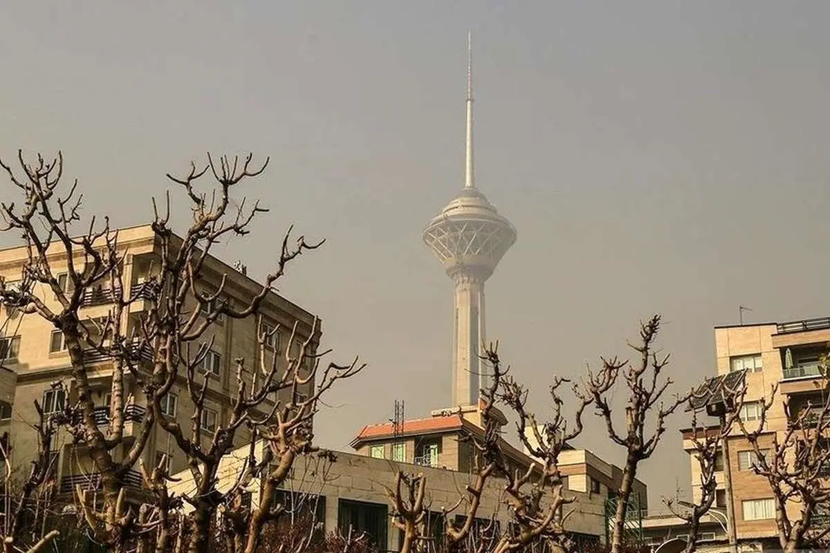 (عکس) برج میلاد مدفون در آلودگی هوای تهران