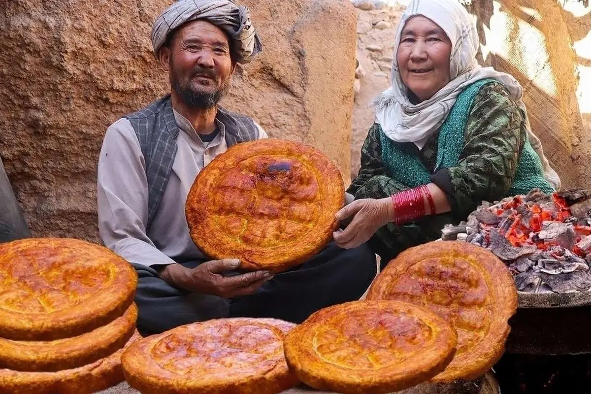 (ویدئو) پخت نان‌های سنتی بزرگ در افغانستان