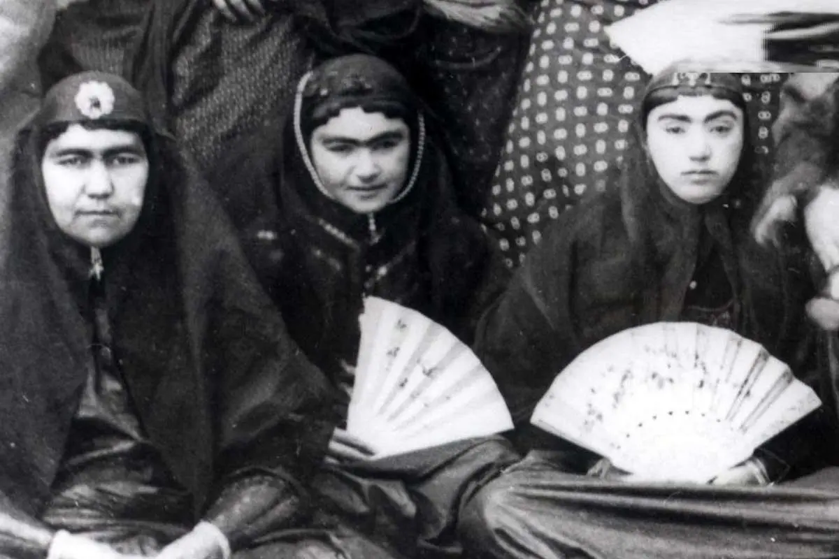 تصاویری از رقص ملیجک بین زنها تا سِلفی شاه با کلاه فرنگی