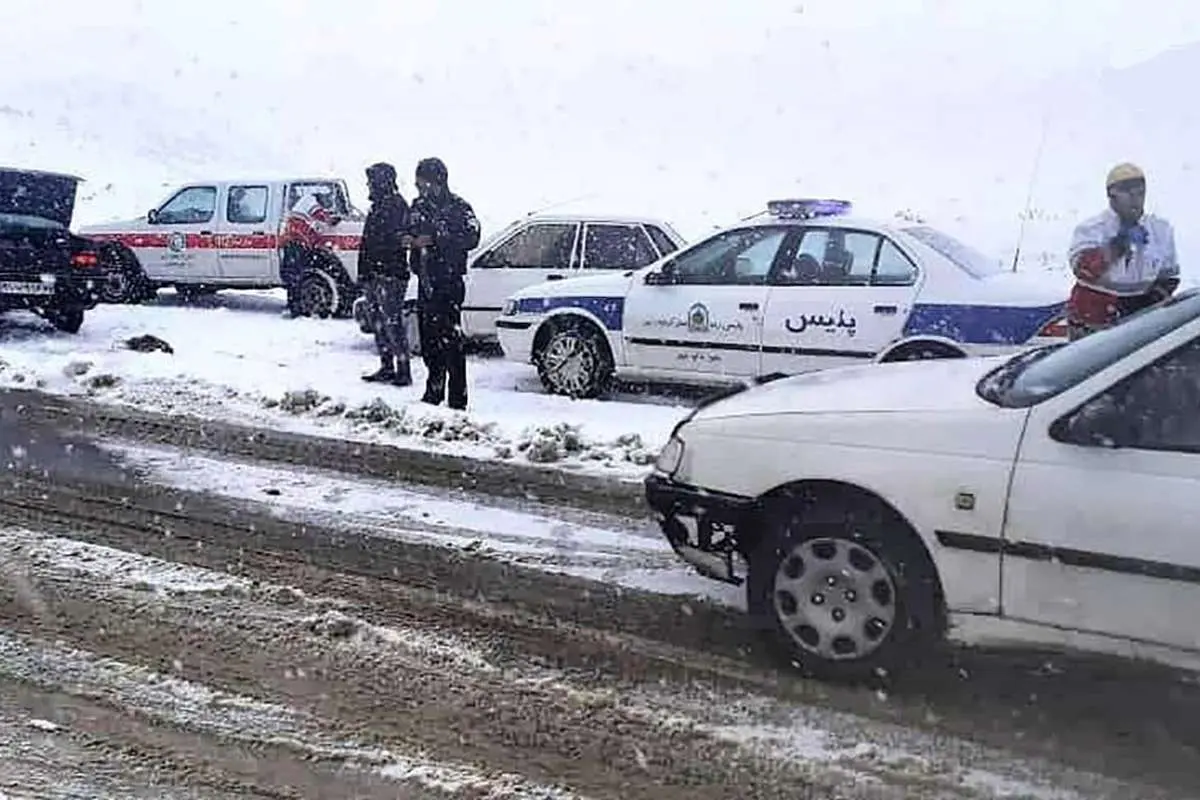 (ویدئو) گردنه حیران گرفتار در برف؛ سفر بدون زنجیر چرخ ممنوع