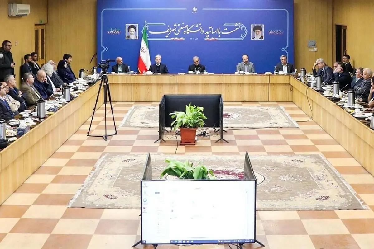 پزشکیان: به جای قطع برق کارخانهها، برق برخی ادارهها را قطع کنیم