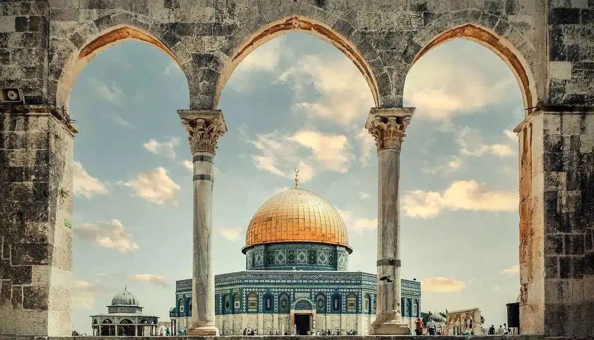ویدئویی عجیب از پخش شیرینی در مسجد الاقصی برای شکست بشار اسد