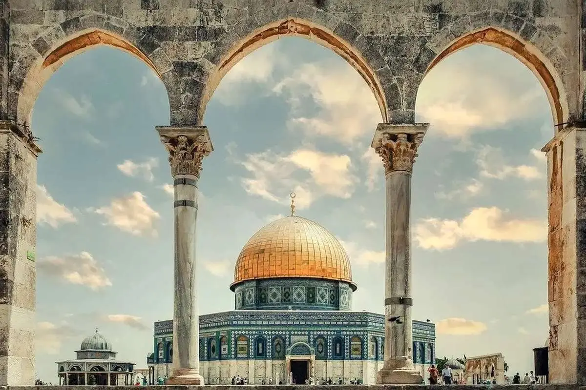 ویدئویی عجیب از پخش شیرینی در مسجد الاقصی برای شکست بشار اسد