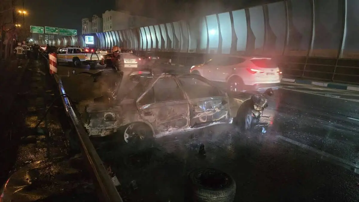 آتش‌سوزی خودرو با ۴ سرنشین در بزرگراه حکیم