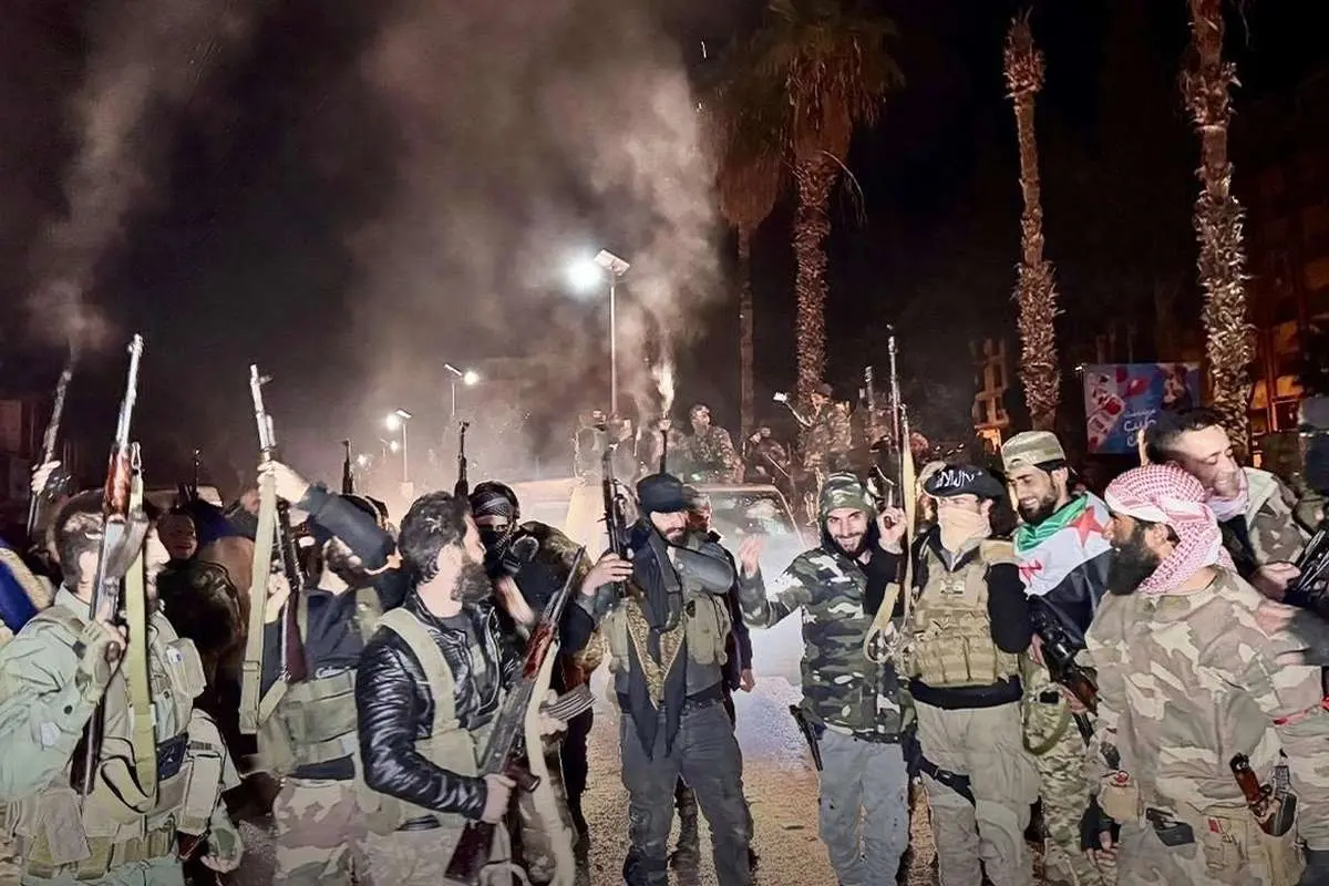 (ویدئو) اقامه نماز پرشور مخالفان سوریه در مسجد خالد بن ولید