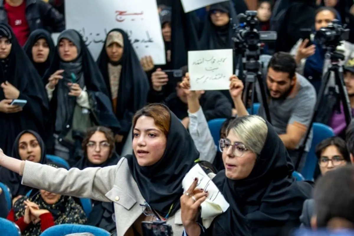 (تصاویر) حاشیههایی از حضور فاطمه مهاجرانی در دانشگاه علامه طباطبائی