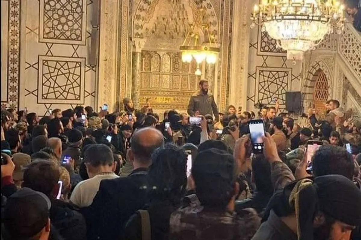 (ویدئو) لحظه ورود ابومحمد الجولانی به مسجد اموی