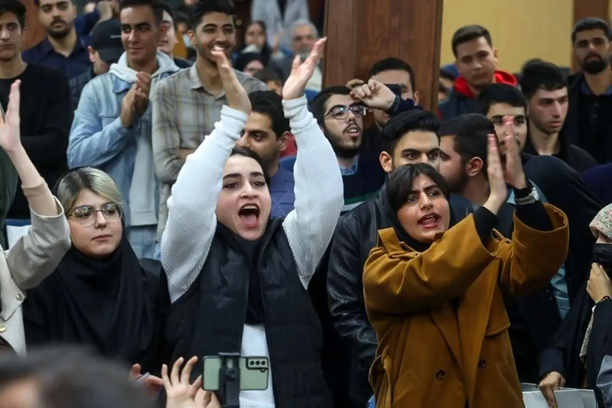 (تصاویر) تنش در نشست دانشجویان با سخنگوی دولت