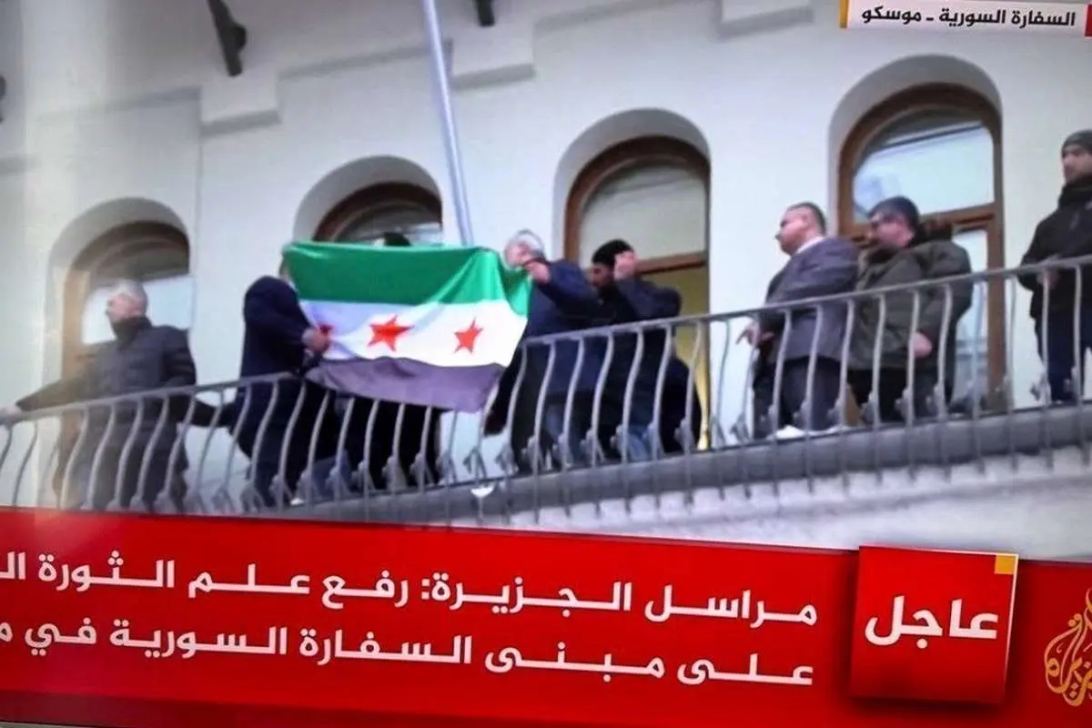 (ویدیو) پرچم جدید سوریه بر فراز سفارت سوریه در مسکو