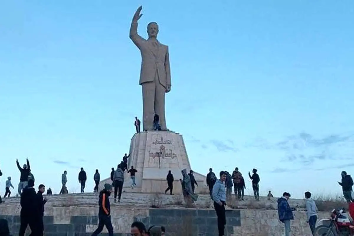(ویدئو) سرنگونی مجسمه غولپیکر حافظ اسد در دیرعطیه