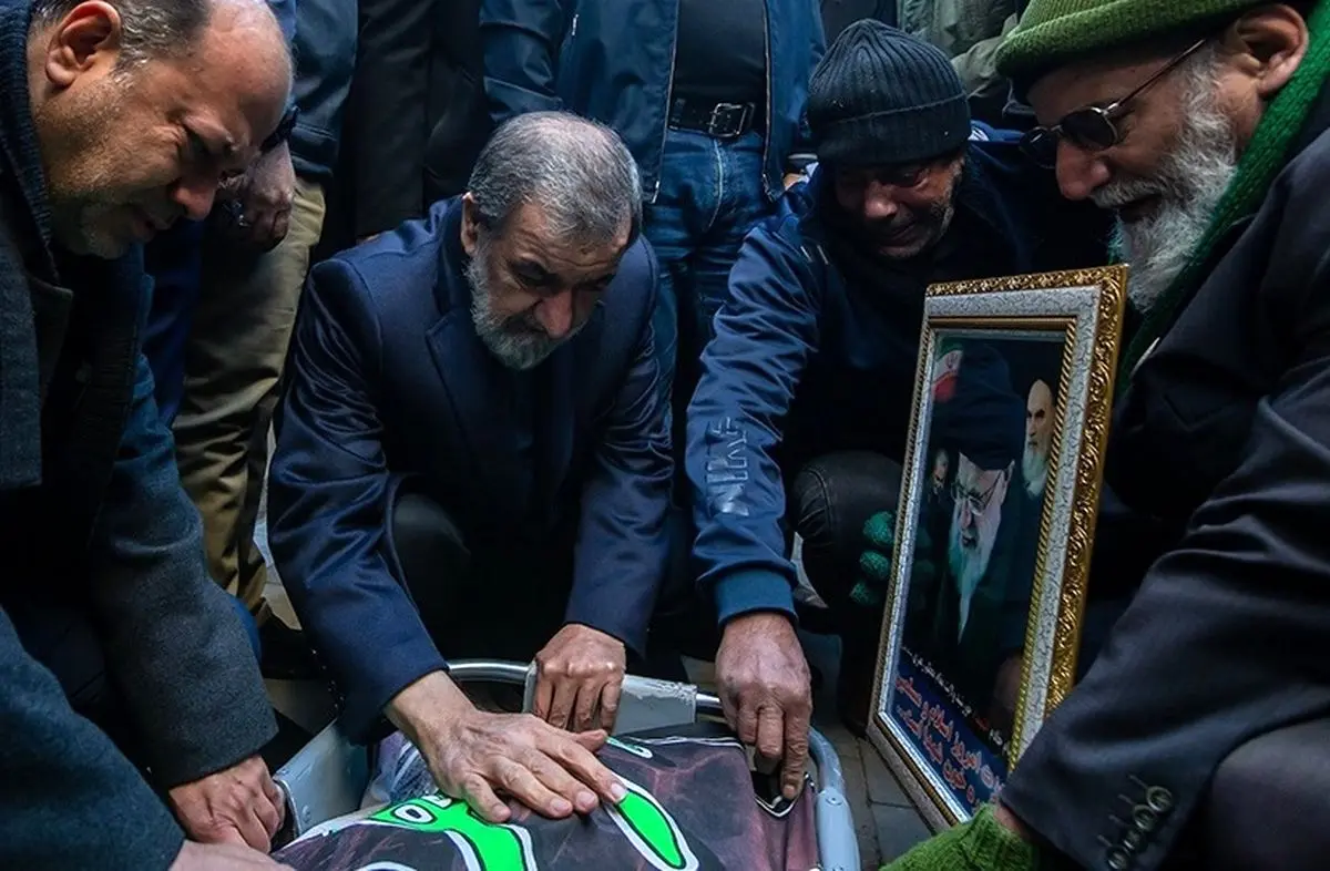 (تصاویر) محسن رضایی در مراسم تشییع مادر ۴ شهید