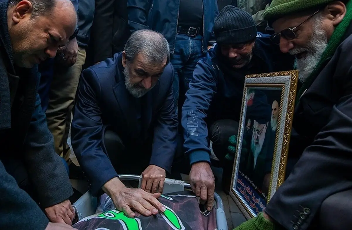 (تصاویر) محسن رضایی در مراسم تشییع مادر ۴ شهید