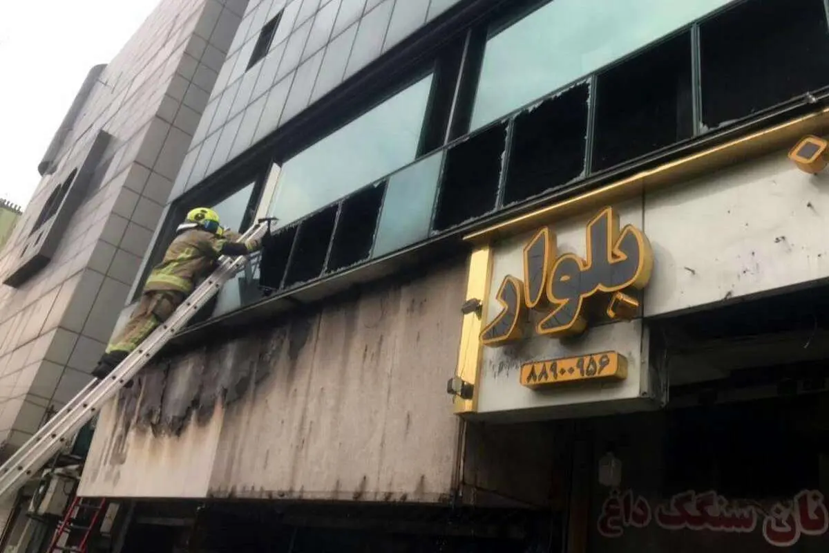 نجات ۶۰ نفر توسط آتشنشانان در آتشسوزی امروز بلوار کشاورز