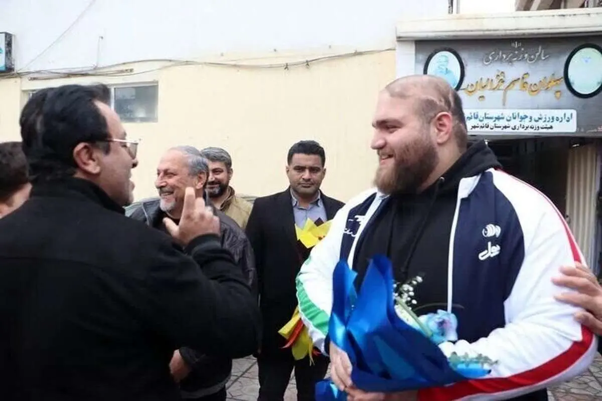 استقبال همشهریها با جشن و پایکوبی؛ قهرمان وزنهبرداری در قائمشهر