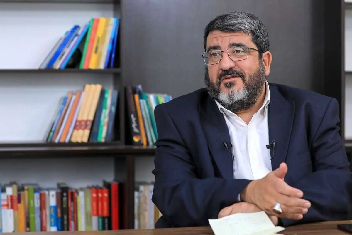 انتقاد تند «جوان» از فواد ایزدی و همفکرانش؛ این‌ها هسته سخت نظام نیستند، پرچم‌دار دوقطبی هستند