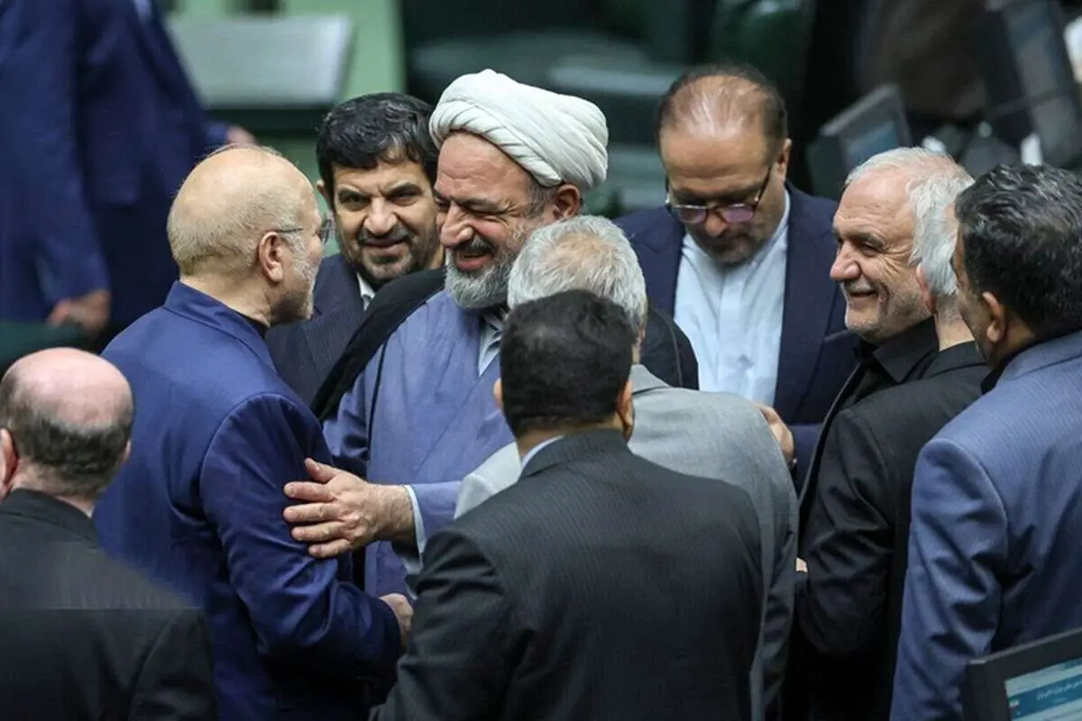 (ویدئو) مجادله رسایی و قالیباف: ۲۰ دقیقه وقت برای پرواز دلار کافی نیست