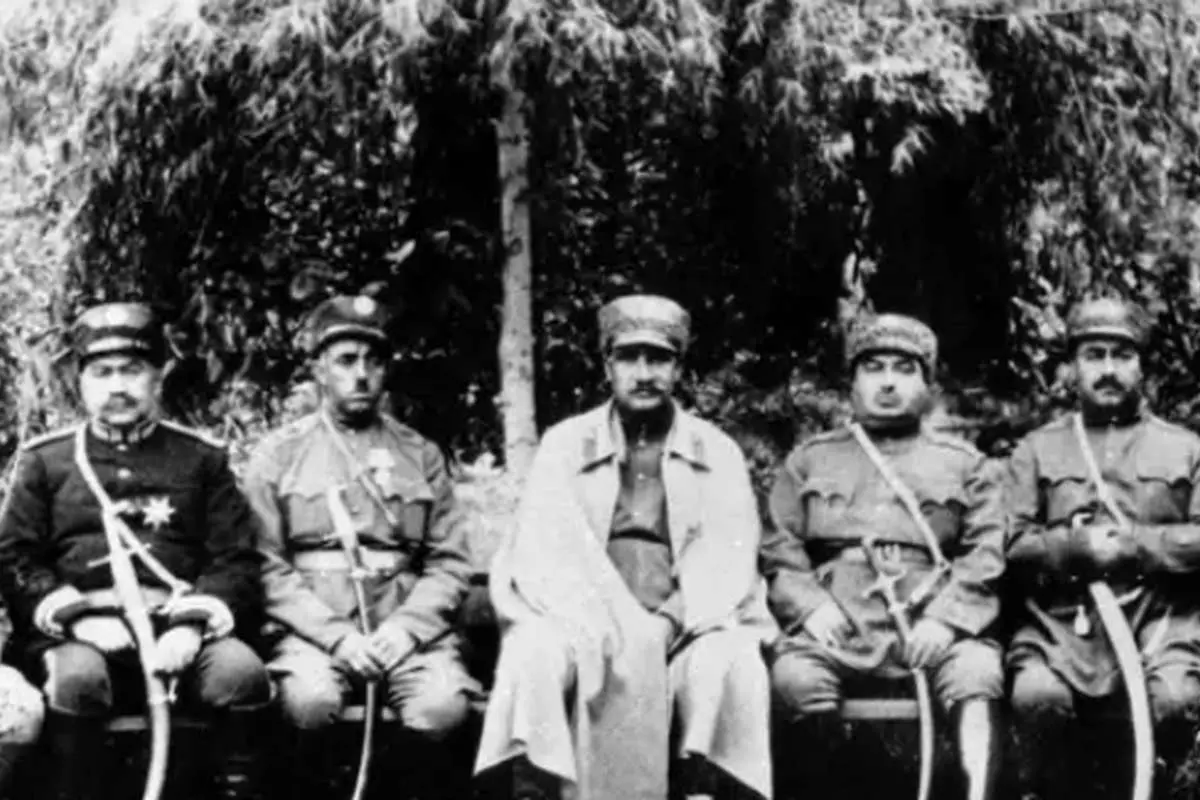 (عکس) «رضا خان، وزیر جنگ» در کنار «احمد شاه»؛ سال ۱۲۹۹