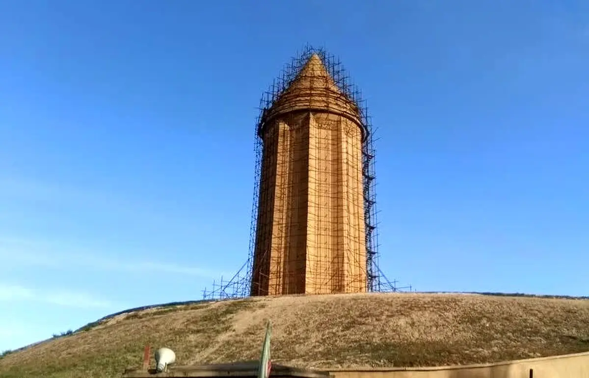 گنبد قابوس پشت داربست‌ها؛ فرونشست گریبان بلندترین برج آجری جهان