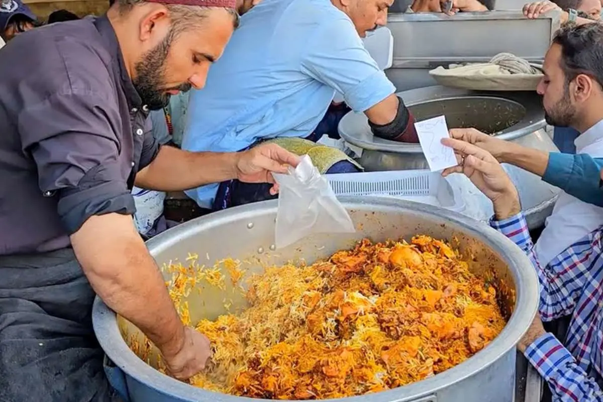 (ویدئو) پخت و سرو چلو مرغ بریانی در کراچی