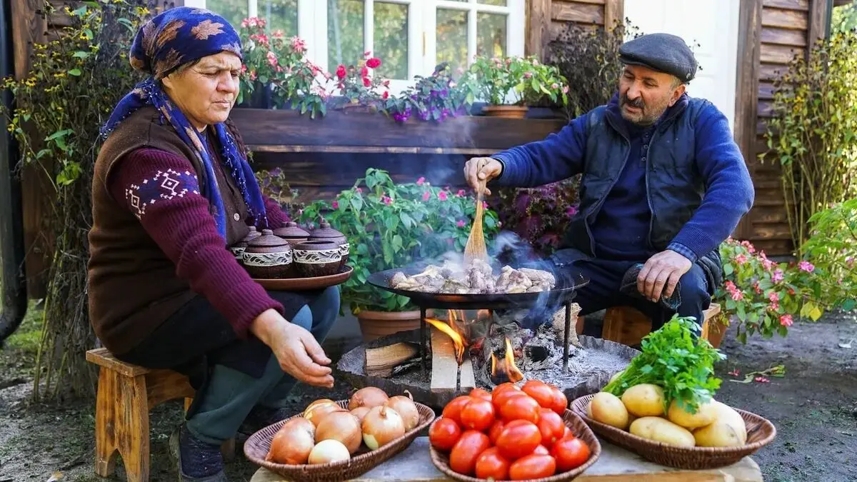 (ویدیو) پخت خورشت سنتی آذربایجان با گوشت و سبزیجات