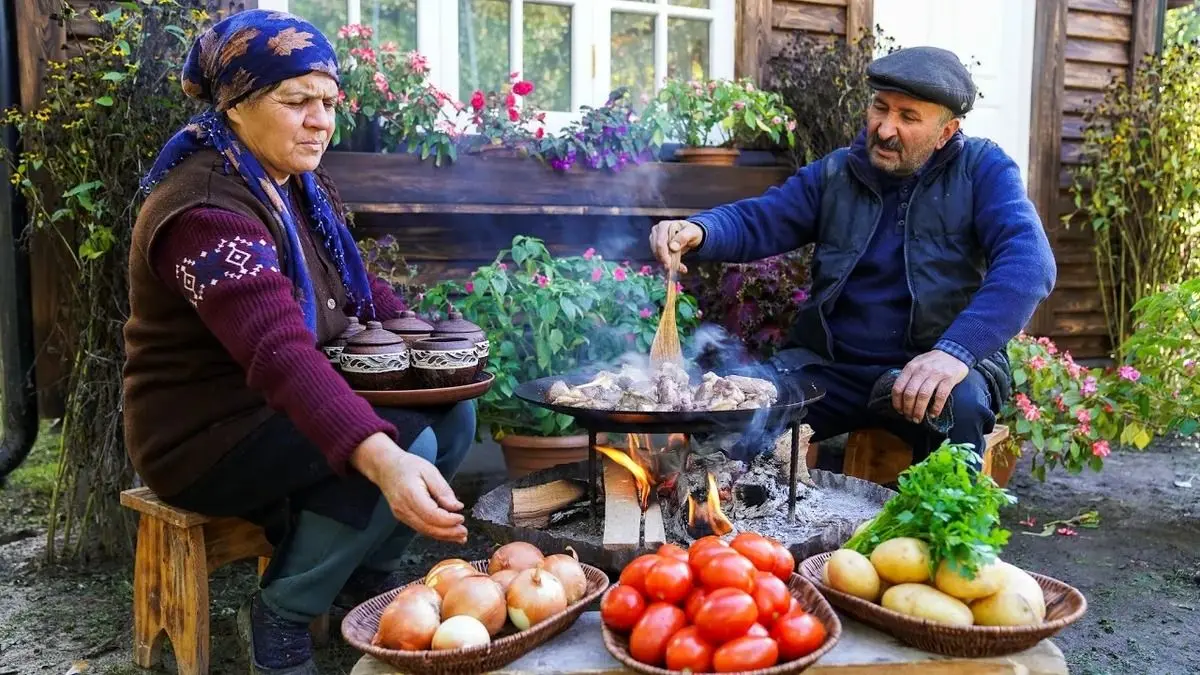 (ویدیو) پخت خورشت سنتی آذربایجان با گوشت و سبزیجات