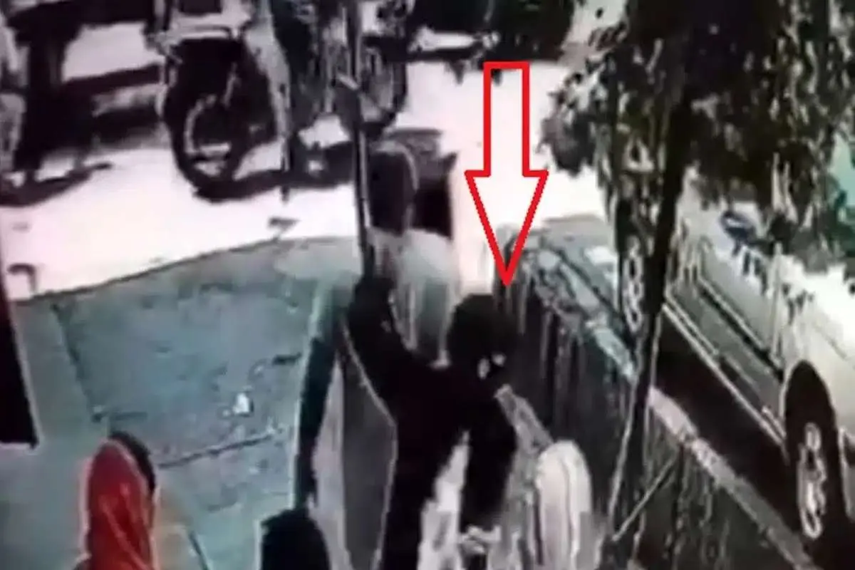 (ویدئو) لحظه سرقت گردنبند طلا در خیابان کارگر تهران