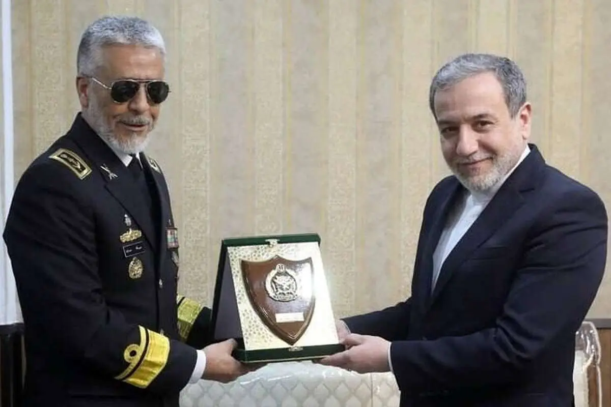 (تصاویر) تقدیر از عراقچی با اهدای نشان ارتش جمهوری اسلامی ایران