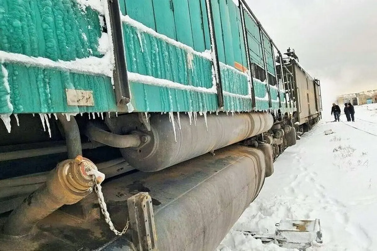 (ویدئو) برف‌روبی در راه‌آهن سرخس با ضربۀ قطار