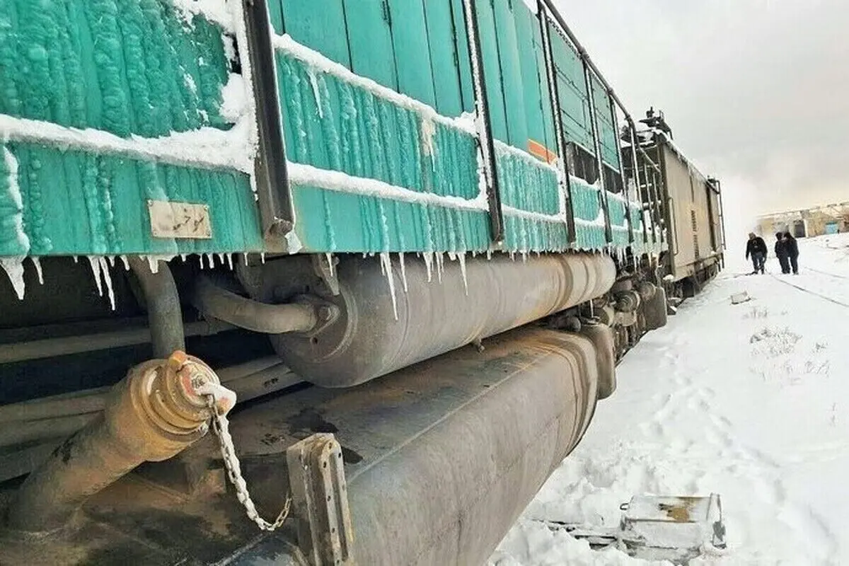 (ویدئو) برف‌روبی در راه‌آهن سرخس با ضربۀ قطار