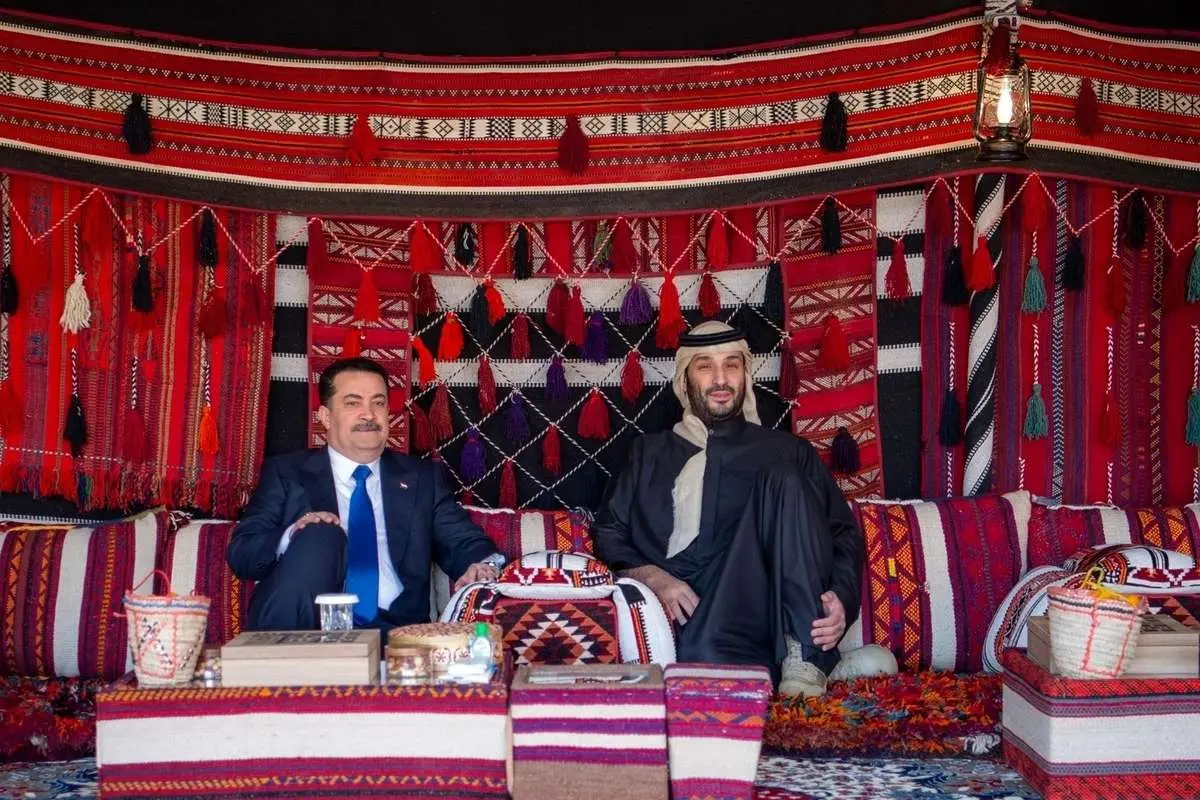 (ویدئو) استقبال محمد بن سلمان از نخستوزیر عراق در اردوگاه زمستانی العلا