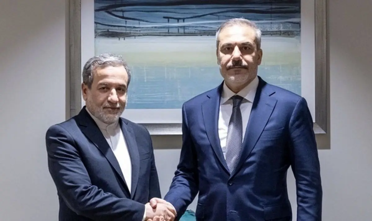 گفت وگوی عراقچی و وزیر خارجه ترکیه در قاهره