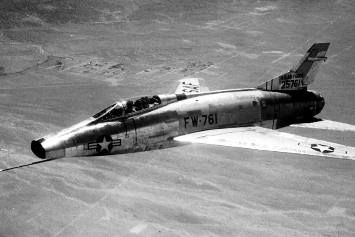 (تصاویر) F-100 سوپر سِیبِر؛ اولین جنگنده مافوق صوت دنیا