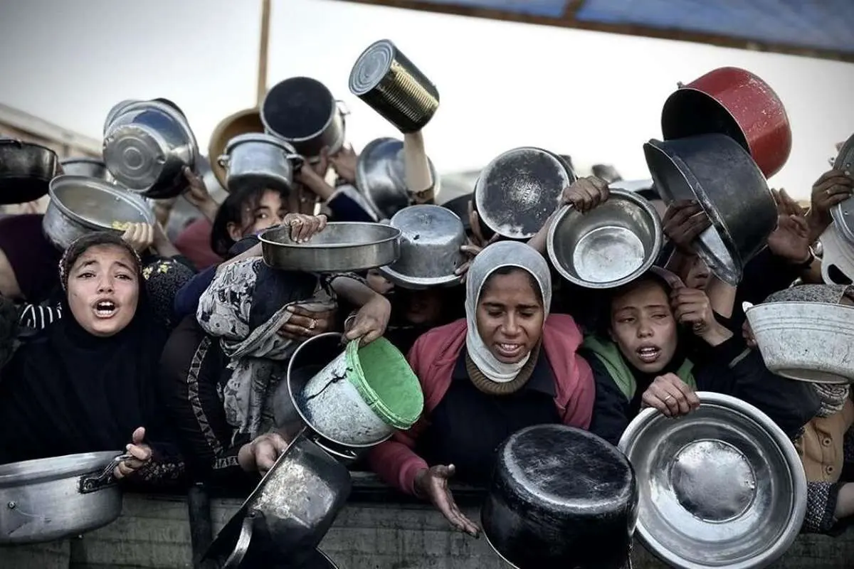 (ویدئو) پدر فلسطینی از روی زمین غذا جمع می‌کند