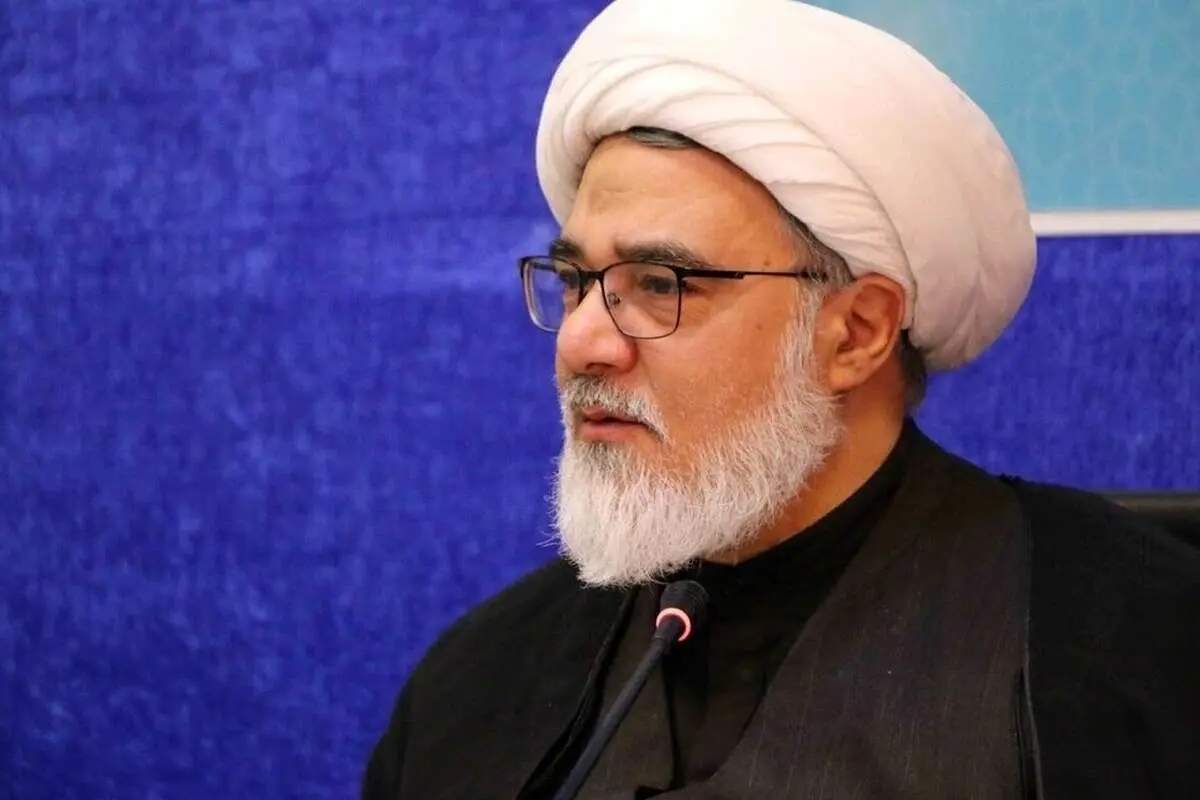 افرادی در غرب مردم ما را از برداشتن روسری، به برهنگی تشویق میکنند