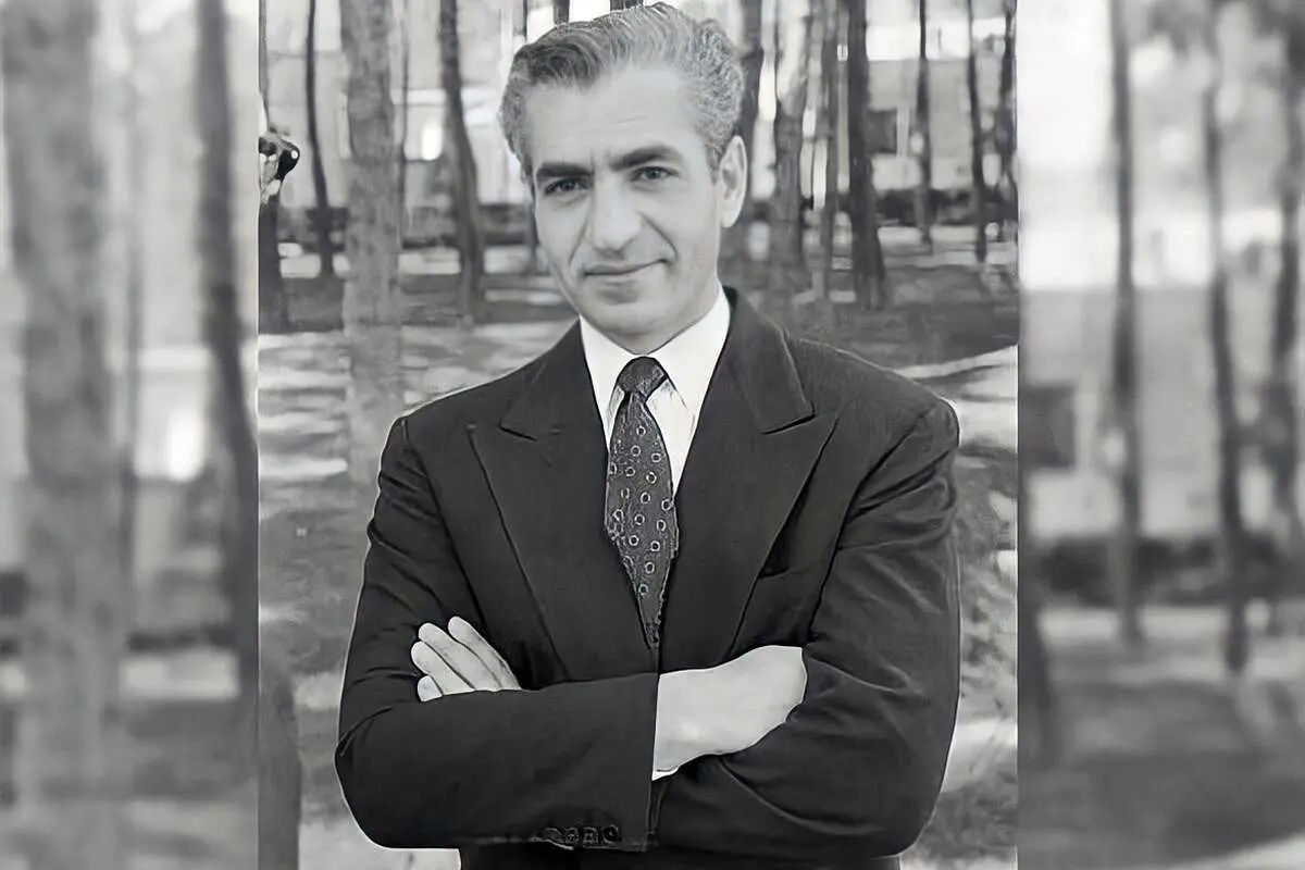 (عکس) خودروی شاه در بازگشت به تهران و برپایی «طاق نصرت»