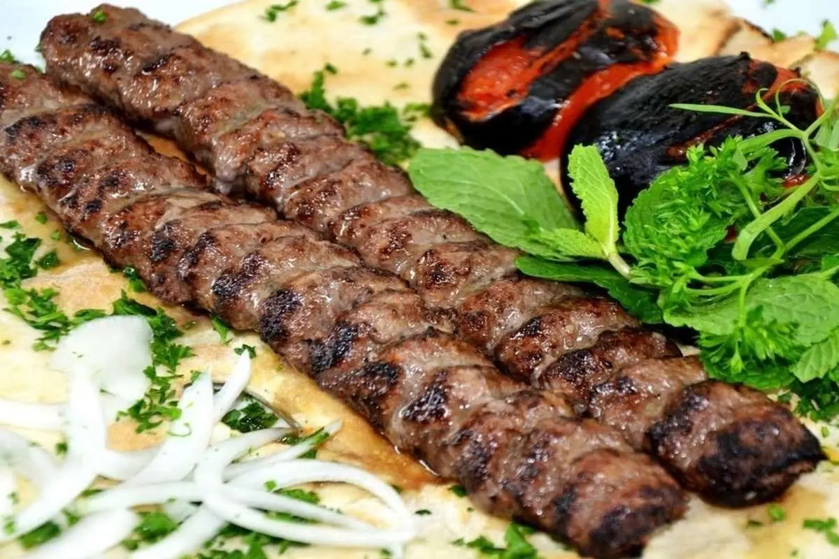پشت‌پرده فروش کباب کوبیده‌ با قیمت ارزان؛ پخت کباب با کله شتر و سنگدان مرغ