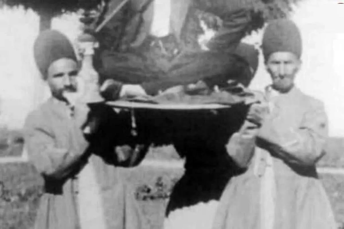 تصاویری از قلیان‌کِشی روی دوش نوکر‌ها تا عکس یادگاری ۲۲ برادر!