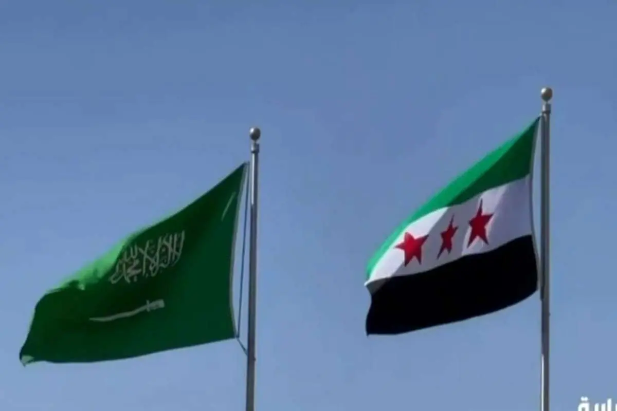 (ویدئو) پرچم جدید سوریه در وزارت خارجه عربستان به اهتزاز درآمد