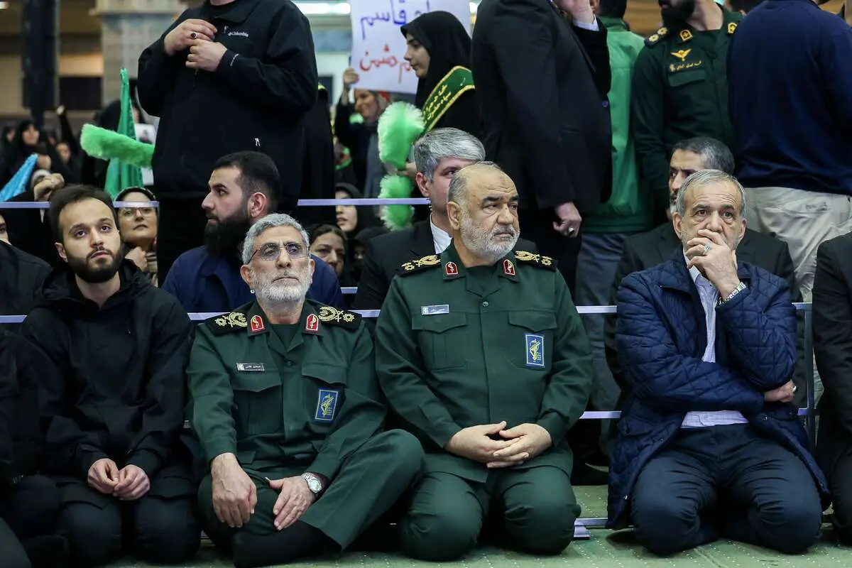 تصویر  پسر سردار سلیمانی در آغوش سردار قاآنی