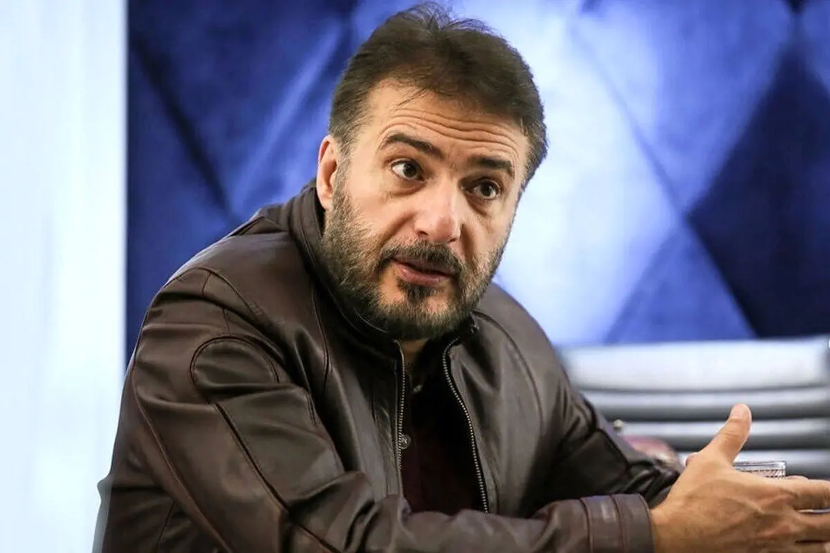 تصویر یادگاری سید جواد هاشمی در کنار برج ایفل