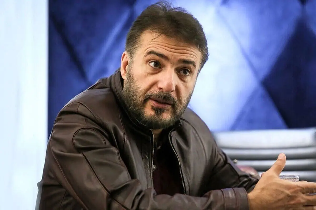 تصویر یادگاری سید جواد هاشمی در کنار برج ایفل