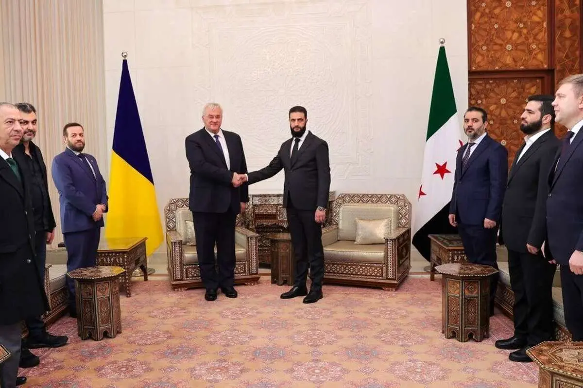 (ویدئو) ابومحمد الجولانی پیراهن گلدوزی شده هدیه گرفت