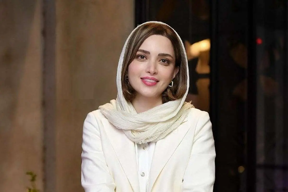 عکس زمستانی بهنوش طباطبایی با پالتوی قرمز