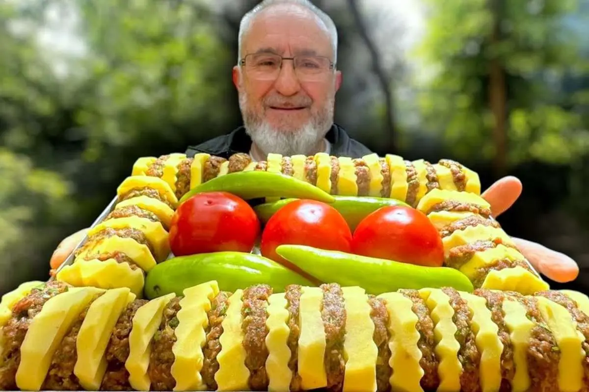 (ویدئو) پخت یک غذای جدید با گوشت و سیب زمینی در ترکیه