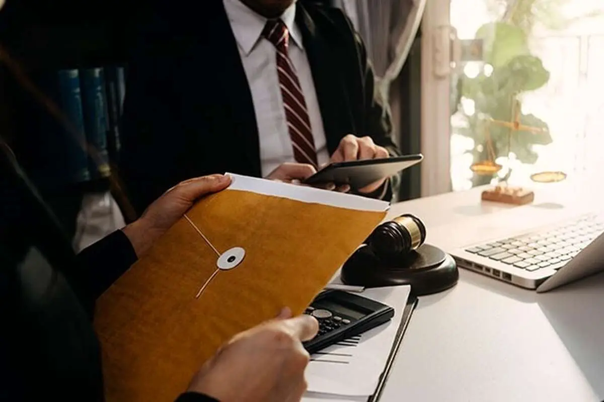 خدمات وکیل آنلاین مناسب برای چه کسانی هست؟