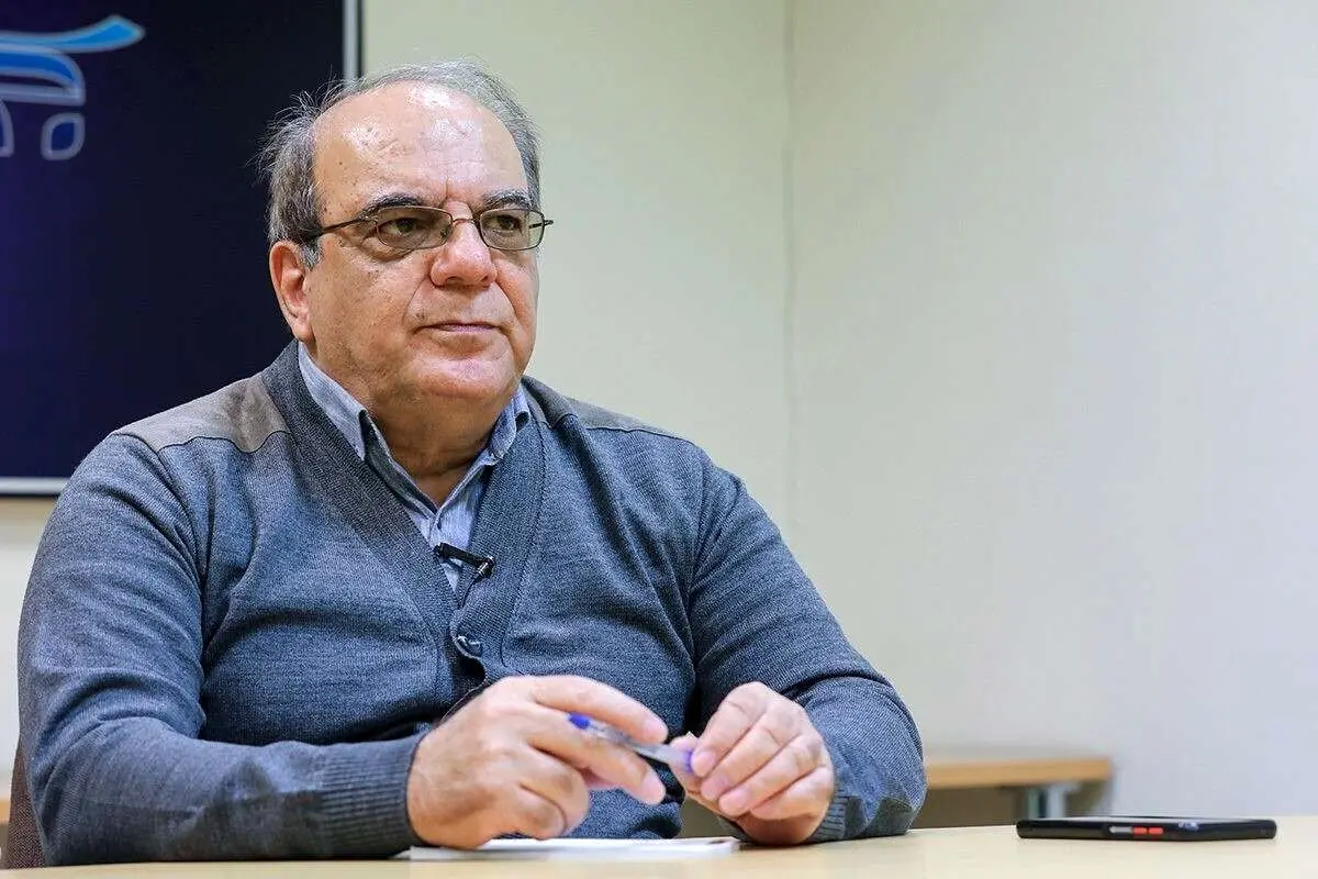 عباس عبدی: مخالفان رفع فیلتر چرا درباره ماهواره چیزی نمیگویند؟؛ زورتان به ماهواره نمیرسد