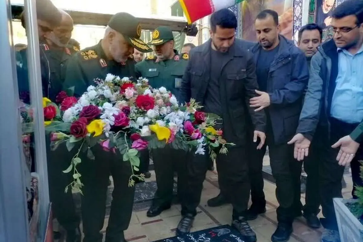 (ویدئو) سردار سلامی بر مزار دختر کاپشن صورتی