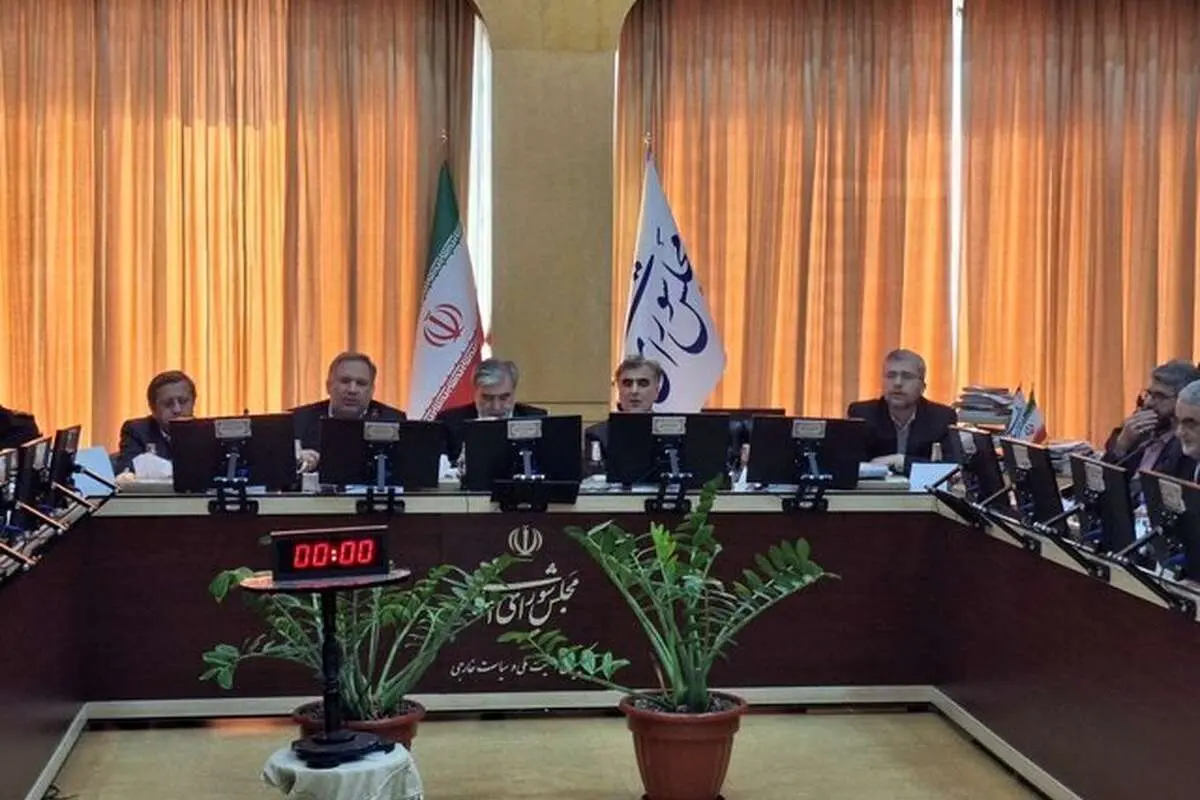 همتی: عده‌ای نمی‌خواهند قیمت ارز پایین آید/ فرزین: نرخ ارز کانال‌ها غیرواقعی است