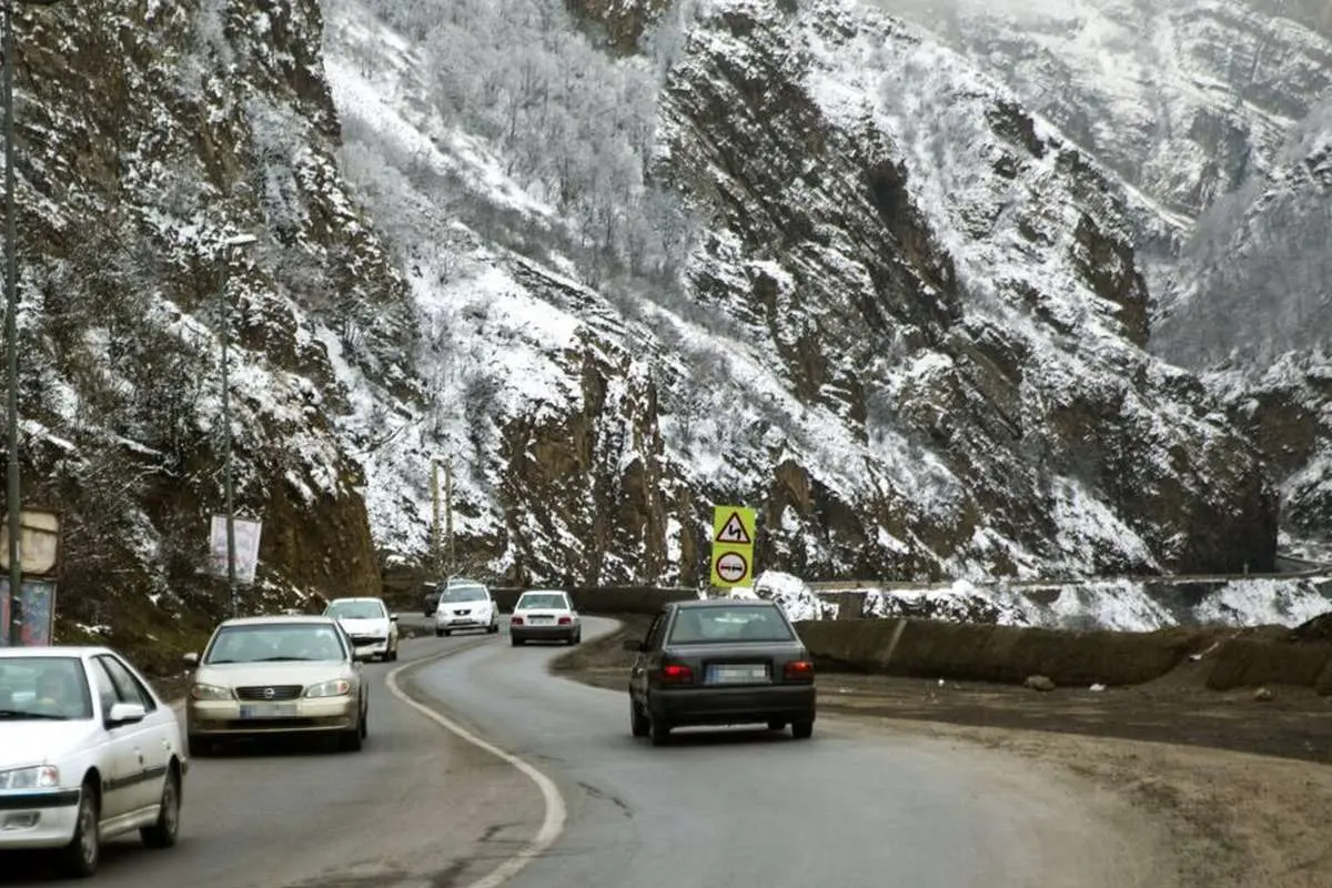 بارندگی و مه‌گرفتگی در جاده‌های ۱۳ استان