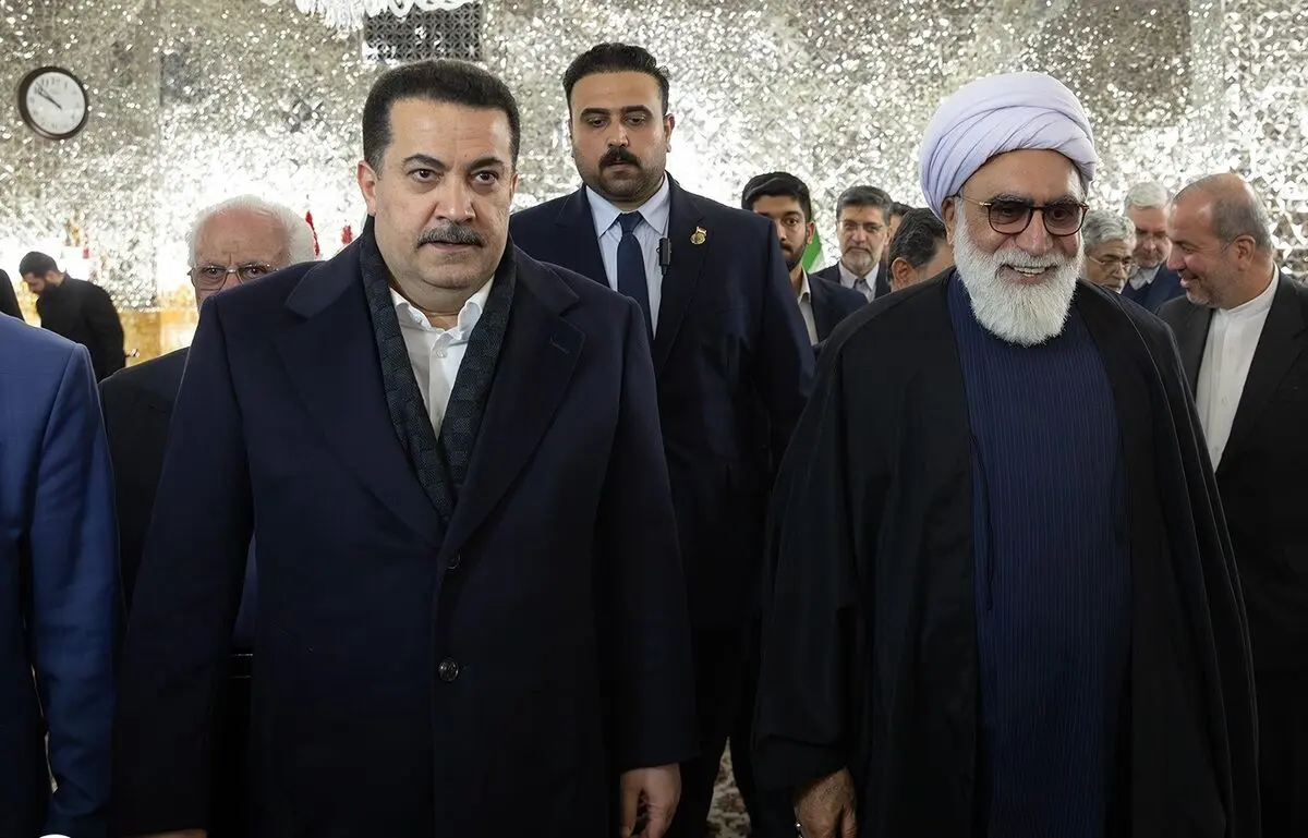 (عکس) هدیه‌ای که در حرم امام رضا(ع) به نخست وزیر عراق داده شد